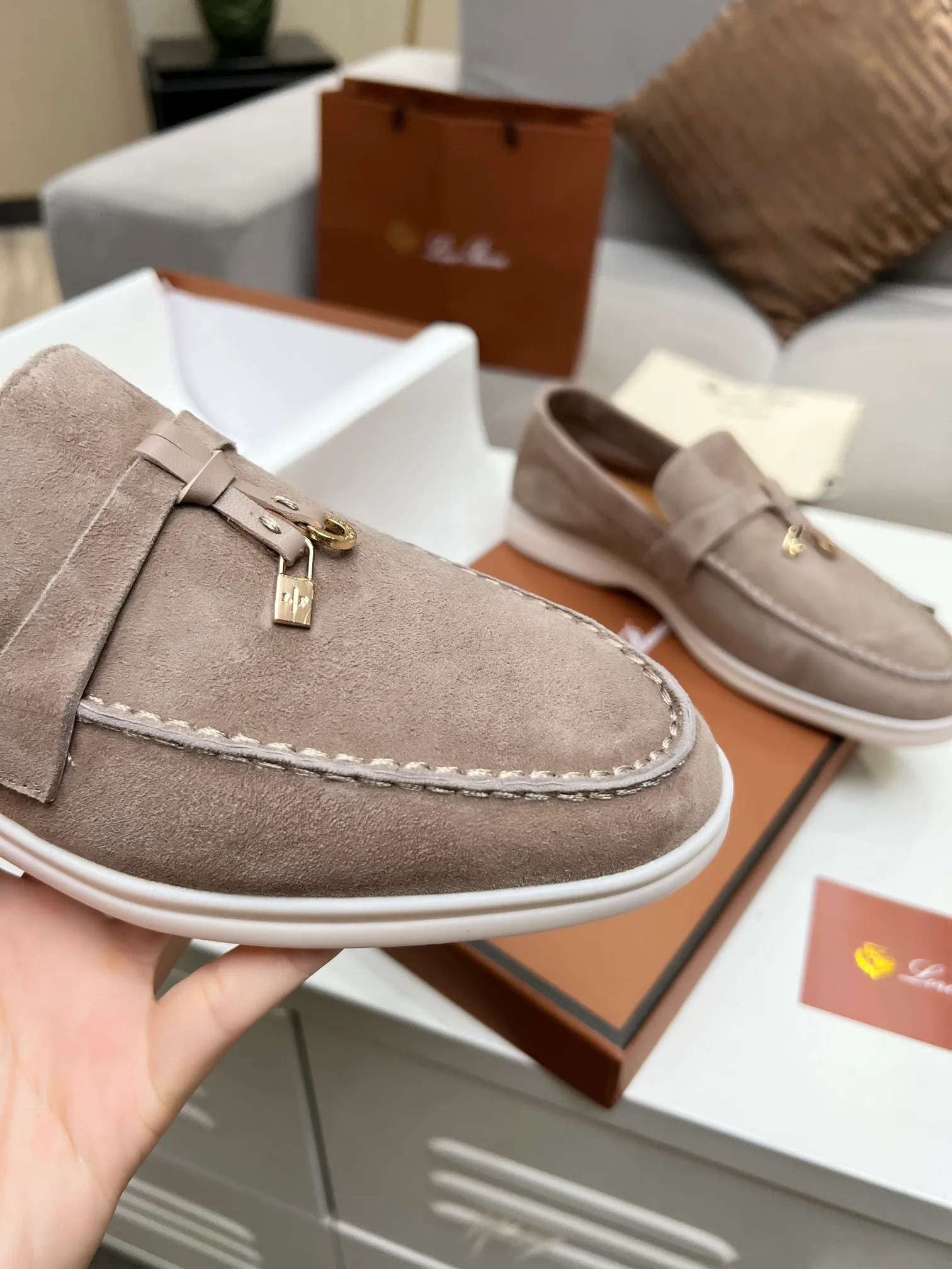 👟👟Ex-factory price 480👟👟 【Loro Piana】Italian top cashmere is fashionable and classic, and the leather is also practical and still of the highest quality on the Internet. Developed from the original board, the upper is made of Yangjing silk and is smooth. Leather lining, wear-resistant high-elastic beef tendon bottom. Size: 35-42, (men’s +10)